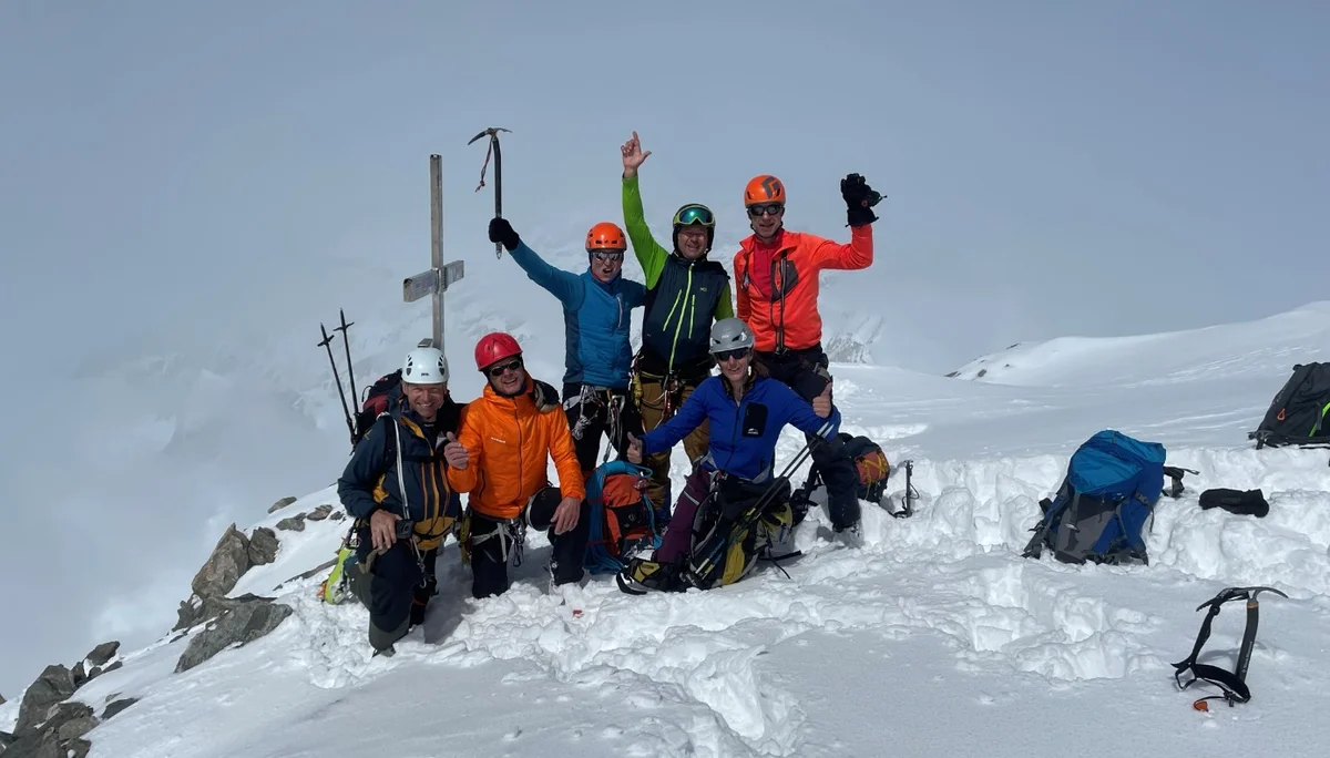 Chapeau - Martina, Ralf, Cornelius, Martin und Thomas stehen mit uns auf dem Gipfel!
 | © DAV-FN Rayk und Christian