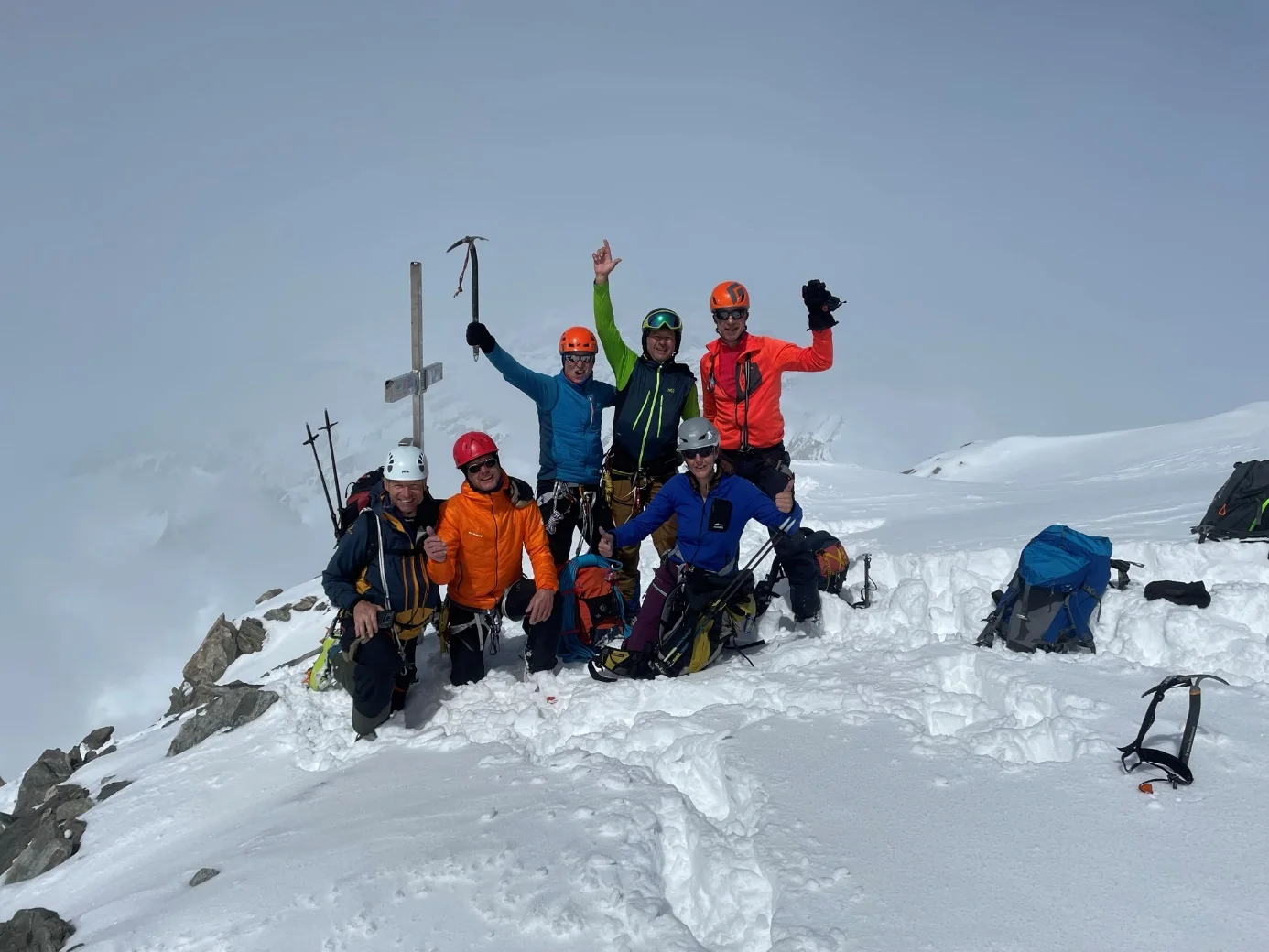 Chapeau - Martina, Ralf, Cornelius, Martin und Thomas stehen mit uns auf dem Gipfel!
 | © DAV-FN Rayk und Christian