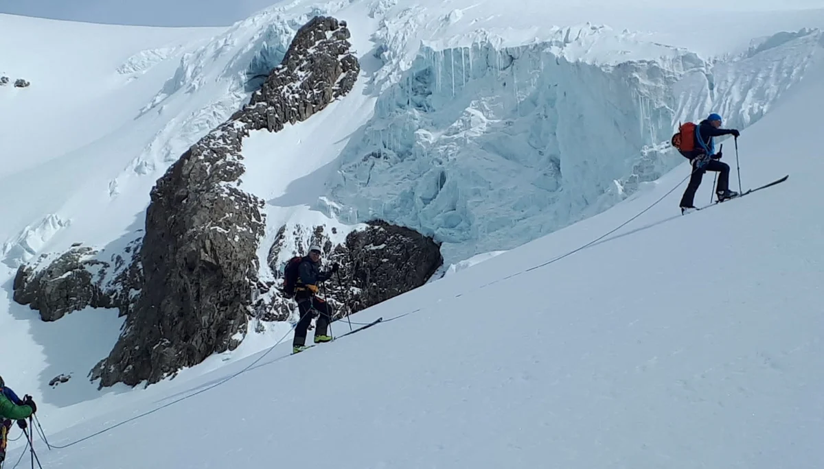 2 Skitourengänger vor Gletschrbruch mit Seil gesichert | © DAV-FN Rayk und Christian