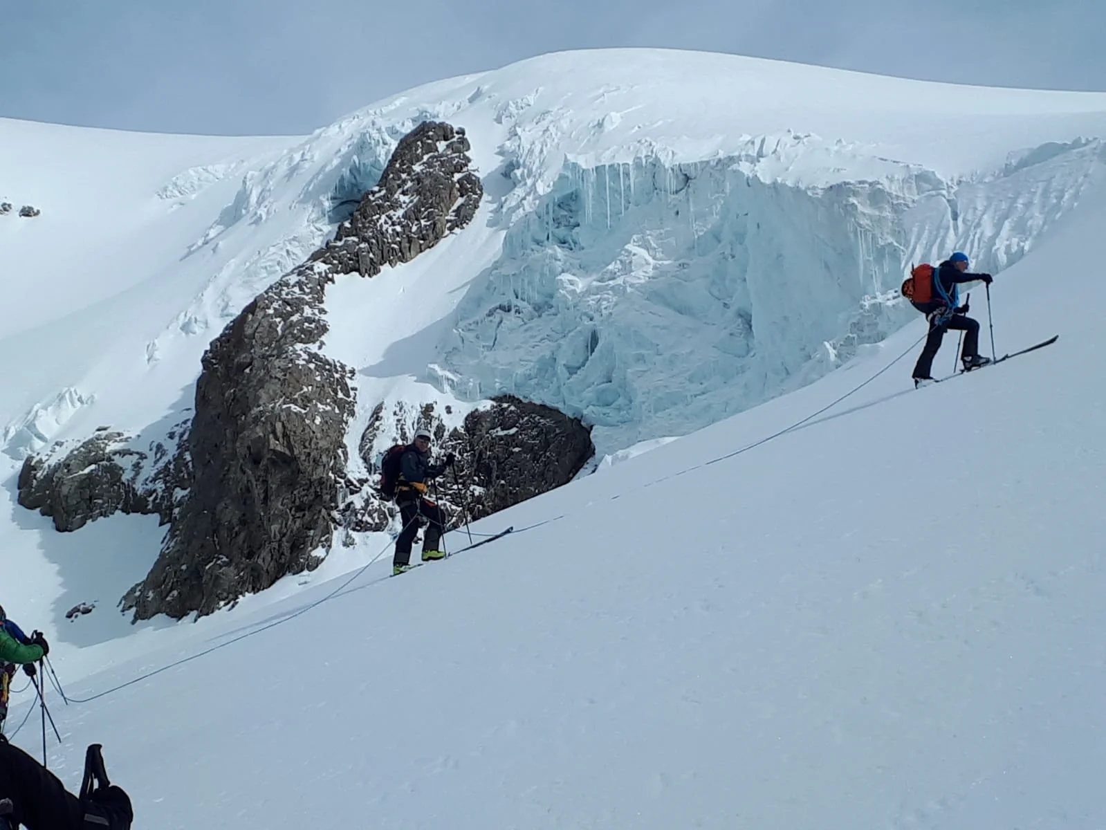 2 Skitourengänger vor Gletschrbruch mit Seil gesichert | © DAV-FN Rayk und Christian