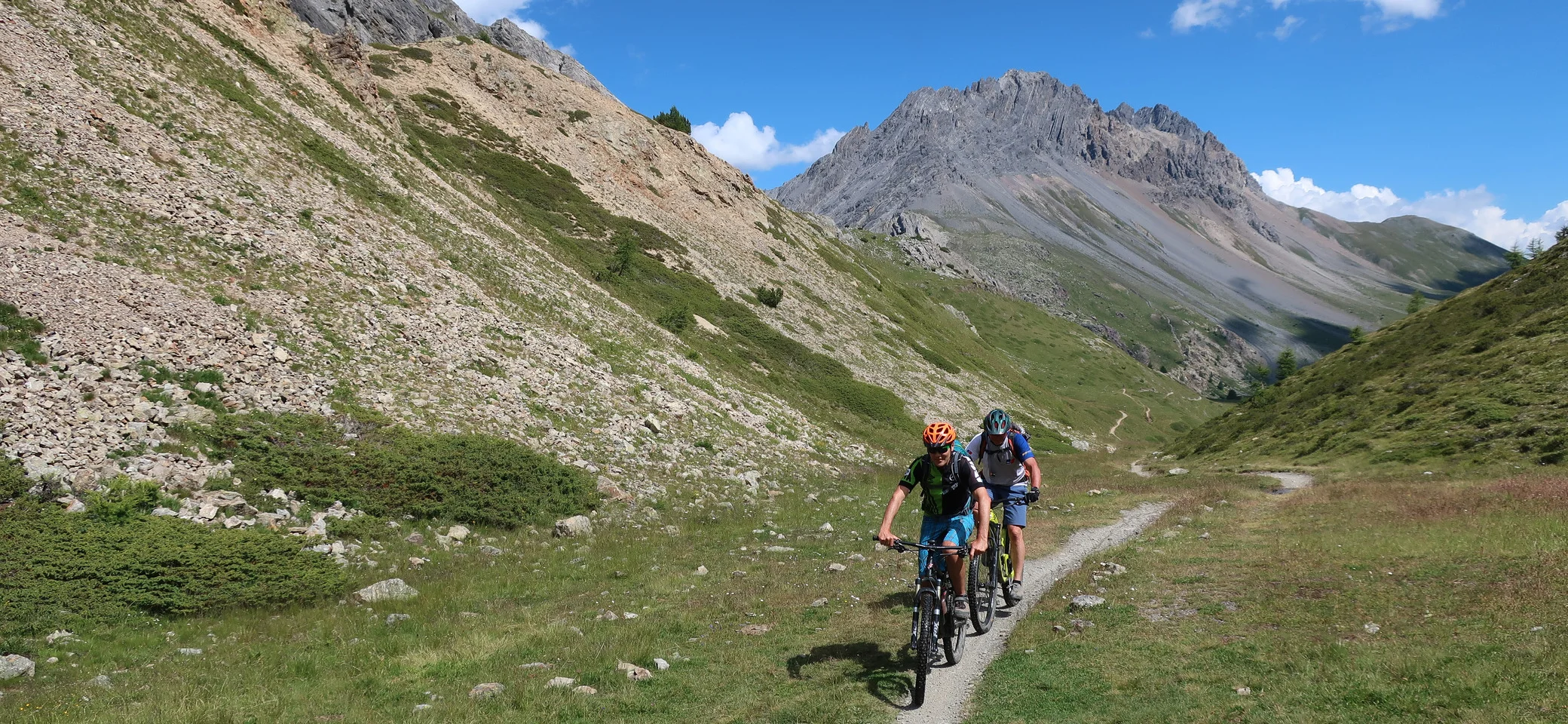 Zwei Mountainbiker auf einem schmalen Pfad oberhalb der Baumgrenze unterwegs | © DAV-FN / MTB