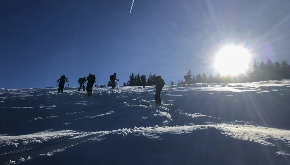 Einige Skitourengänger im Gegenlicht der Sonne | © DAV-FN / G Jäger