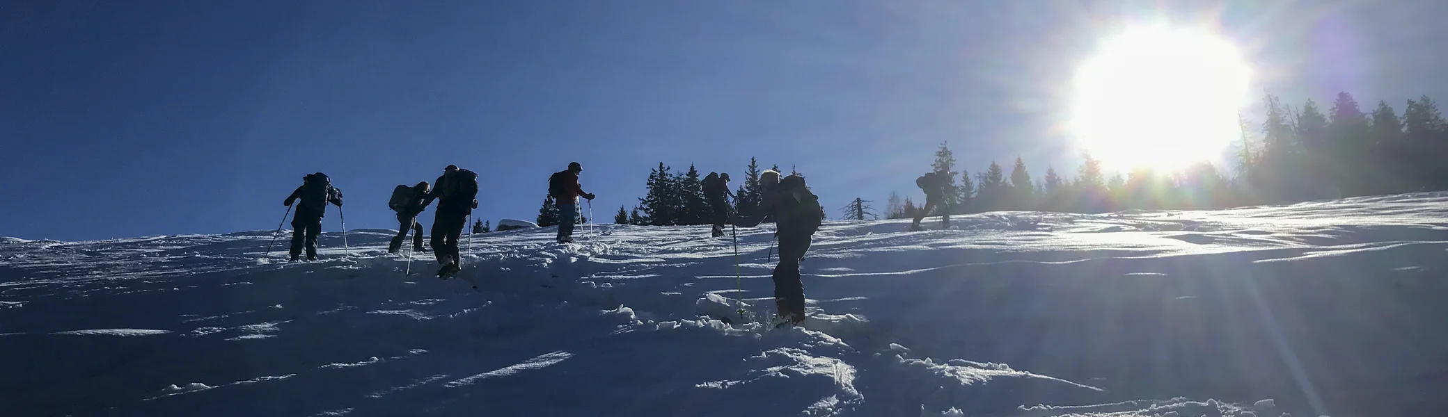Einige Skitourengänger im Gegenlicht der Sonne | © DAV-FN / G Jäger