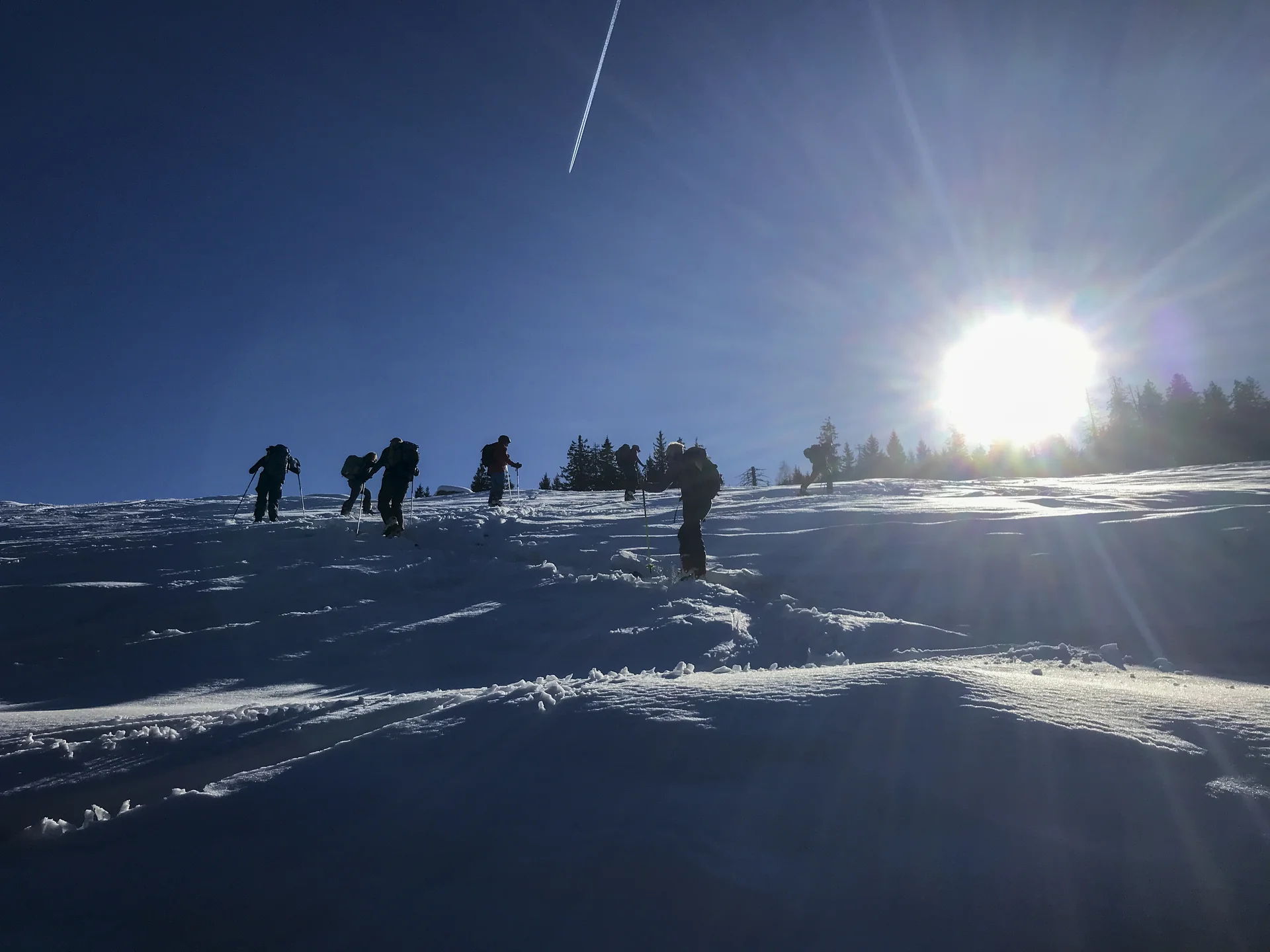 Einige Skitourengänger im Gegenlicht der Sonne | © DAV-FN / G Jäger