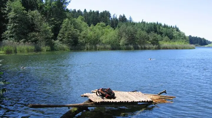 Ein Schwimmer im Degersee | © By ANKAWÜ (Own work), CC BY-SA, via Wikimedia Commons 