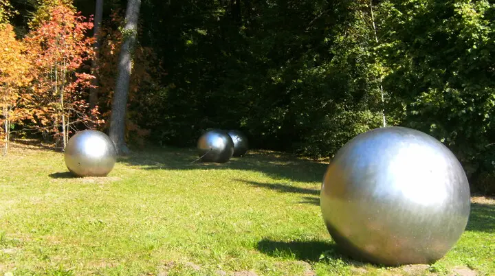 Drei große glänzende Metallkugeln auf einer Wiese vor Bäumen | © Von Roland.h.bueb - Eigenes Werk, CC BY 3.0, https://commons.wikimedia.org/w/index.php?curid=44358422