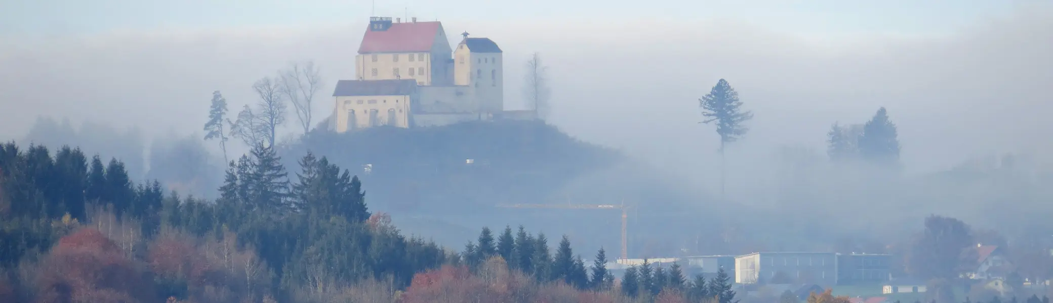 Burg auf einem bewaldeten Hügel mit Nebel in der Landschaft darunter | © Von Flodur63 - Eigenes Werk, CC BY-SA 4.0, https://commons.wikimedia.org/w/index.php?curid=37050990