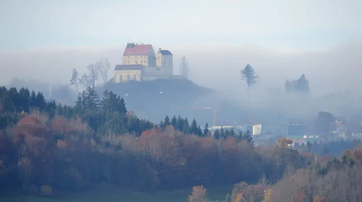 Burg auf einem bewaldeten Hügel mit Nebel in der Landschaft darunter | © Von Flodur63 - Eigenes Werk, CC BY-SA 4.0, https://commons.wikimedia.org/w/index.php?curid=37050990