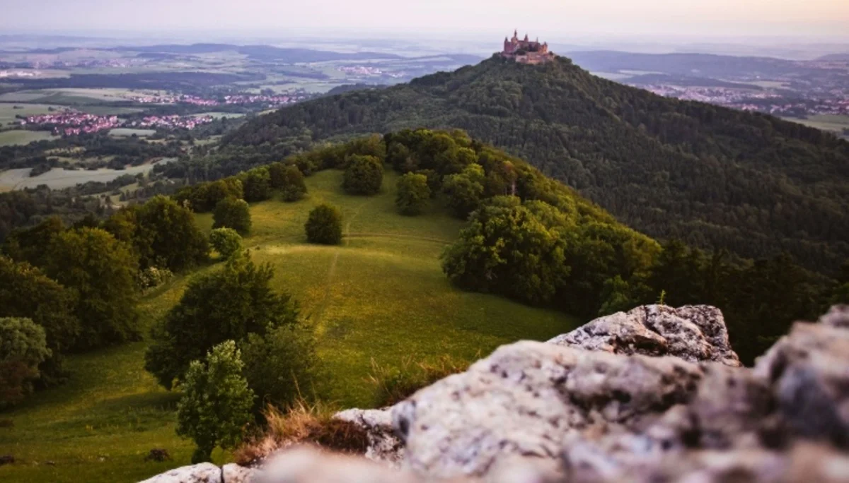  Blick vom Zeller Horn auf die Burg Hohenzollern  | © CC BY-ND, Albstadt Tourismus 