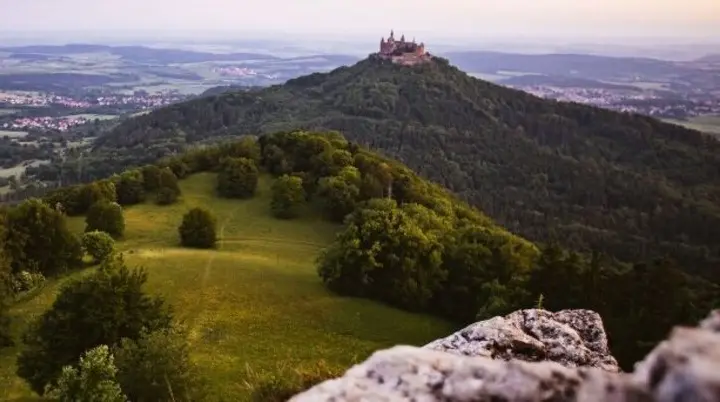  Blick vom Zeller Horn auf die Burg Hohenzollern  | © CC BY-ND, Albstadt Tourismus 