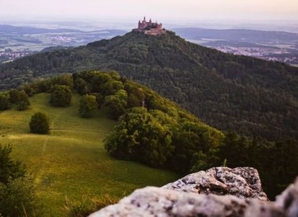  Blick vom Zeller Horn auf die Burg Hohenzollern  | © CC BY-ND, Albstadt Tourismus 