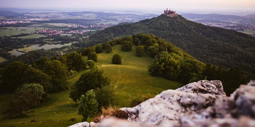  Blick vom Zeller Horn auf die Burg Hohenzollern  | © CC BY-ND, Albstadt Tourismus 