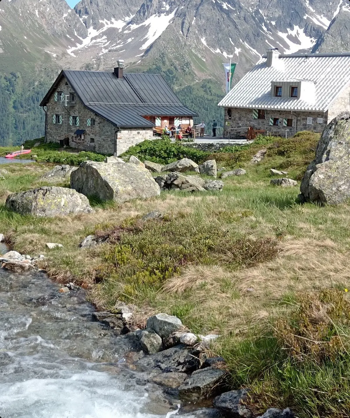 Blick über Bach hinweg zur Friedrichshafener Hütte und den See | © DAV-FN / J. Otten
