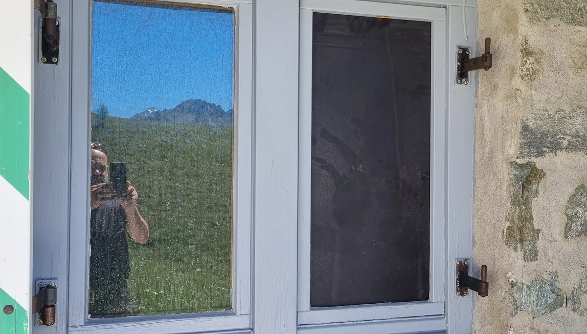 Fenster mit zwei Flügeln in einer Steinmauer, links mit reflektierendem Glas, rechts mit dunklem Glas | © DAV-FN / R. Klees o. R. Zahner