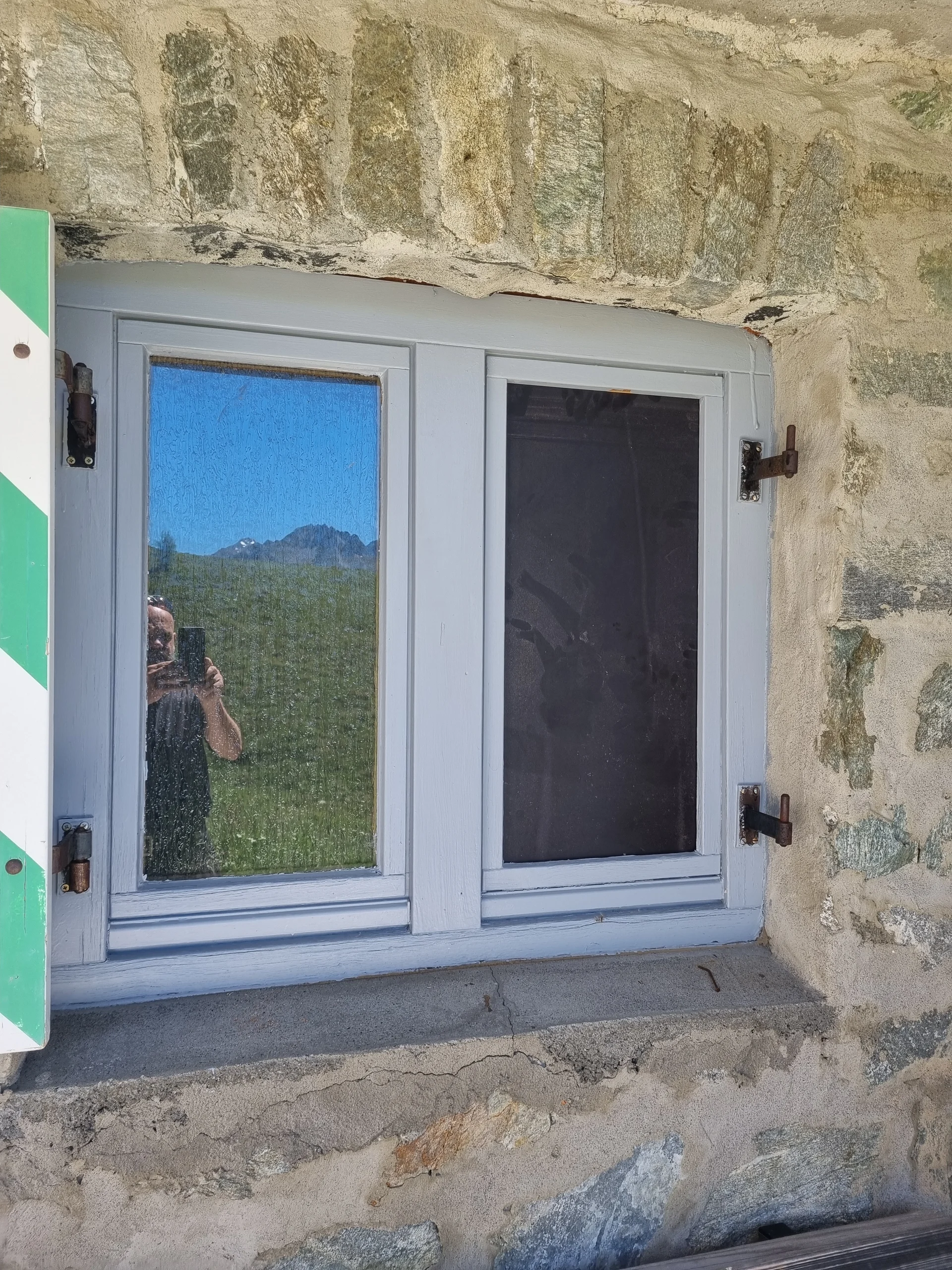 Fenster mit zwei Flügeln in einer Steinmauer, links mit reflektierendem Glas, rechts mit dunklem Glas | © DAV-FN / R. Klees o. R. Zahner