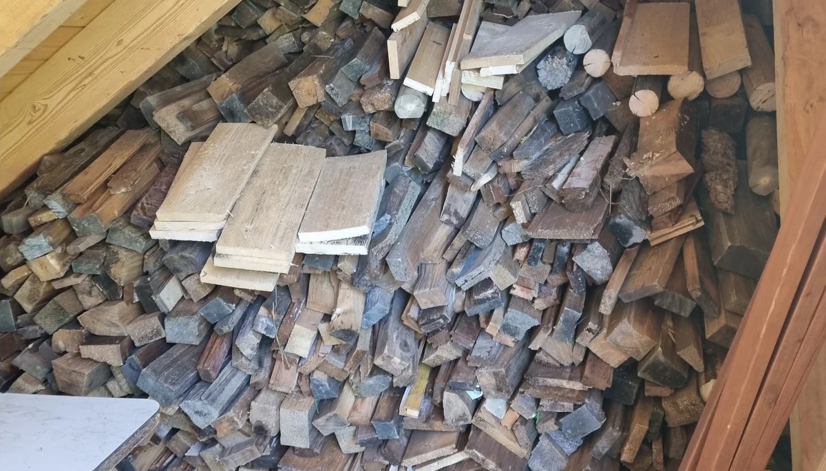 Stapel Brennholz aus verschiedenen Holzarten und Größen im Winterraum der Häfler Hütte | © DAV-FN / R. Klees o. R. Zahner