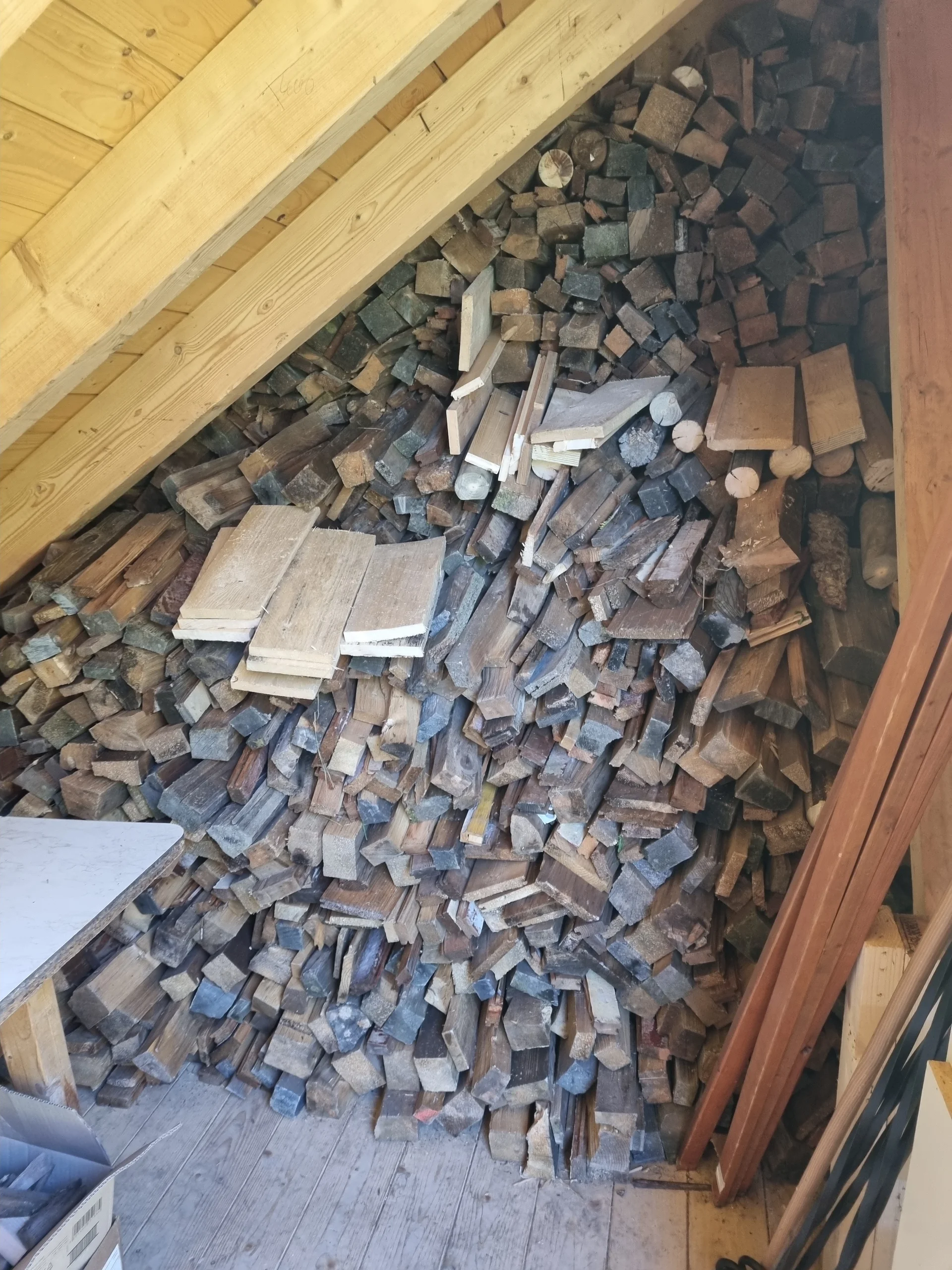 Stapel Brennholz aus verschiedenen Holzarten und Größen im Winterraum der Häfler Hütte | © DAV-FN / R. Klees o. R. Zahner