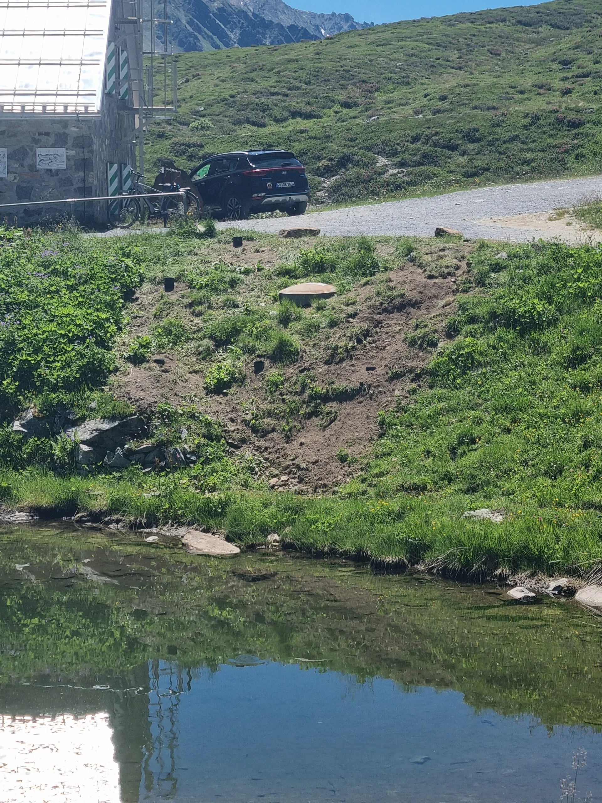 Berglandschaft mit grünem Hang, kleinem See im Vordergrund  | © DAV-FN / R. Klees o. R. Zahner
