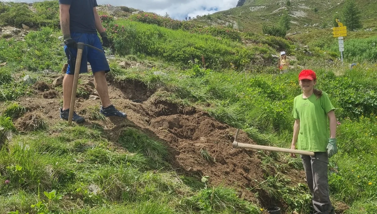 Zwei Jungen graben mit Schaufeln in einer grünen Wiesenlandschaft | © DAV-FN / R. Klees o. R. Zahner