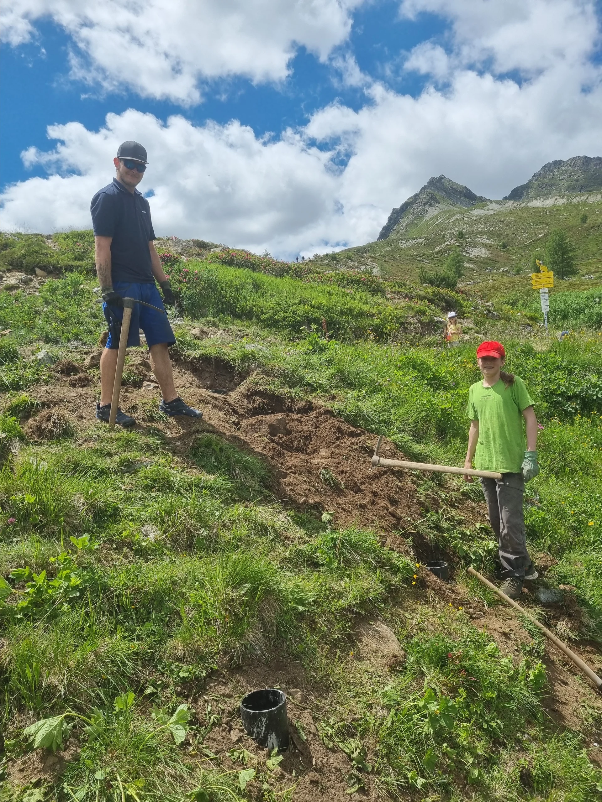 Zwei Jungen graben mit Schaufeln in einer grünen Wiesenlandschaft | © DAV-FN / R. Klees o. R. Zahner