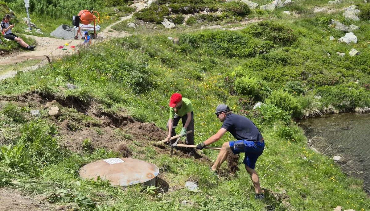 Zwei Jungen graben mit Schaufeln in einer grünen Wiesenlandschaft neben einem kleinen Gewässer | © DAV-FN / R. Klees o. R. Zahner