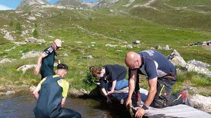 Teamwork vor alpiner Kulisse: Für die Schüler* innen war die berufliche Orientierung mit Höhenluft eine wertvolle Erfahrung. | © Berufschulzentrum Stockach