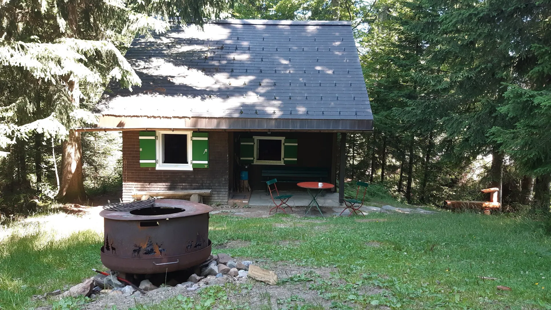 Lankhütte aussen mit Brunnen Juli 23 | © DAV-FN / J. Otten