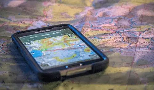 Ein Navigationsgerät liegt auf einer Landkarte | © DAV