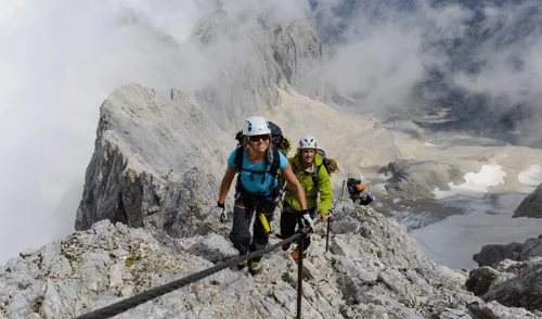 Klettersteiggehende am Grat über den Wolken | © DAV