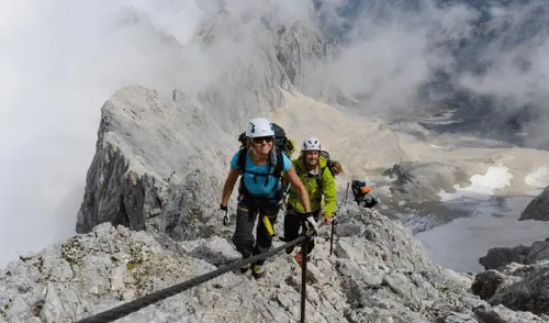 Klettersteiggehende am Grat über den Wolken | © DAV