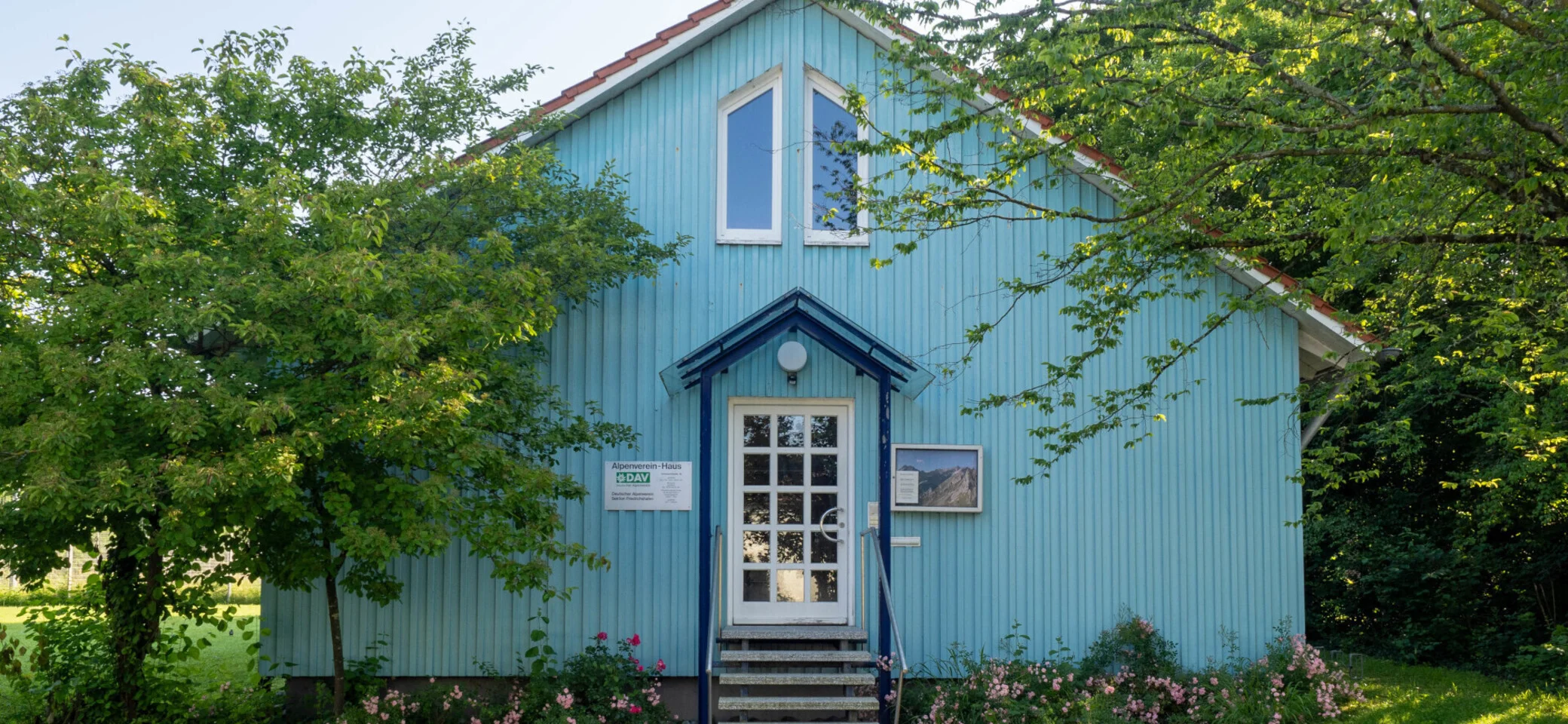 Das Foto zeigt das Vereinsheim der Sektion im Frühling. | © Hubert Hänsler