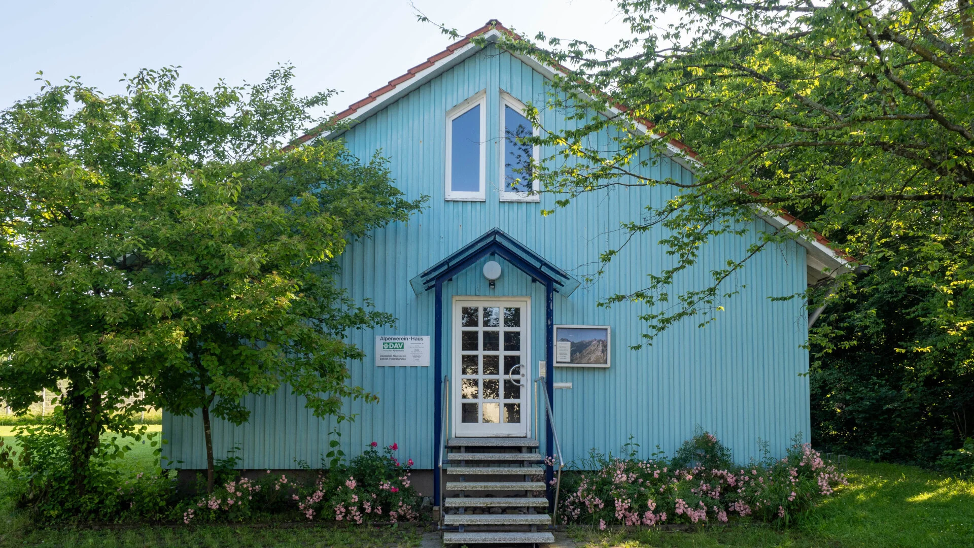 Das Foto zeigt das Vereinsheim der Sektion im Frühling. | © Hubert Hänsler