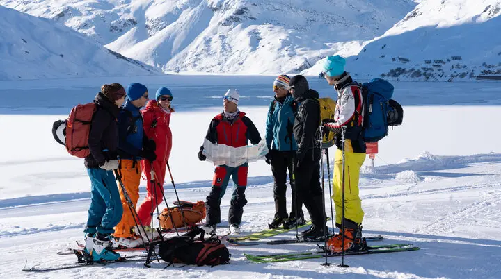 Briefing der Teilnehmer an einer Skitour bei der Bieler Höhe | © DAV/Lorenz Christoph Fischer