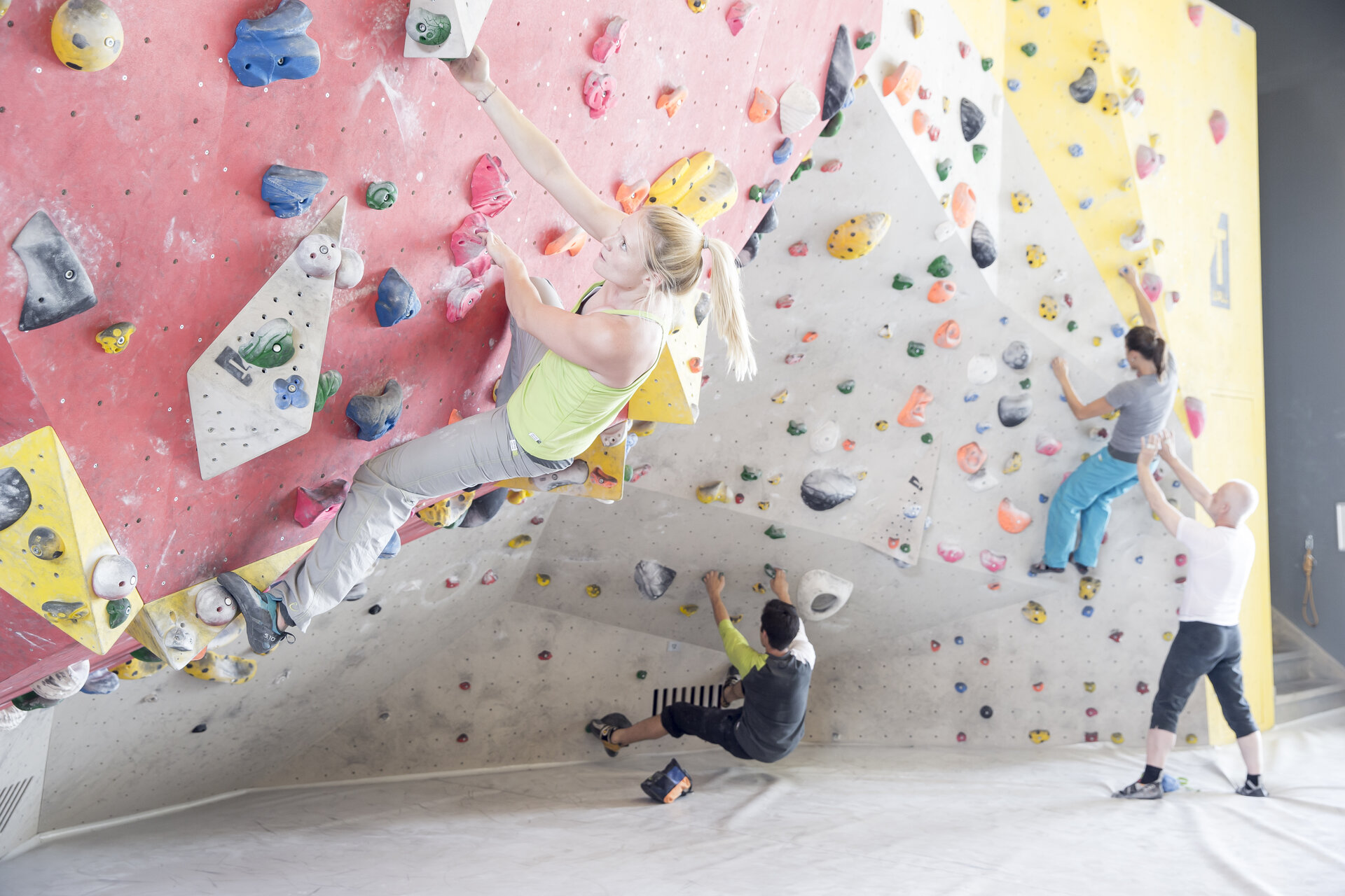 Bouldern | © DAV/ Hansi Heckmair Mehrere Personen beim Bouldern in einer Boulderhalle des DAV | © DAV/ Hansi Heckmair