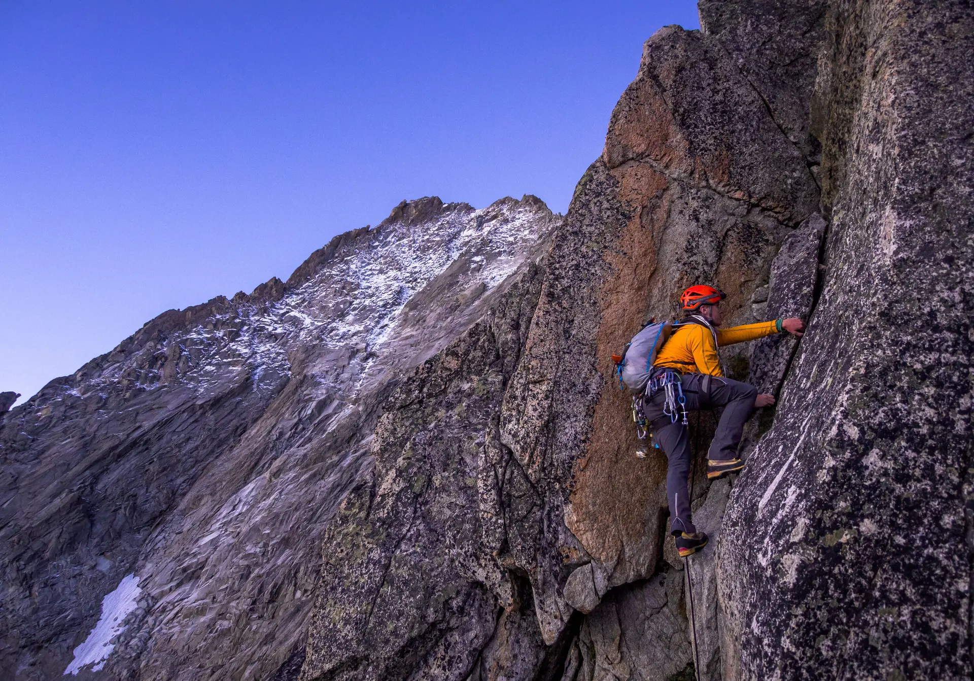 Ein Kletterer auf dem Nesthorn in den Berner Alpen | © DAV/Silvan Metz