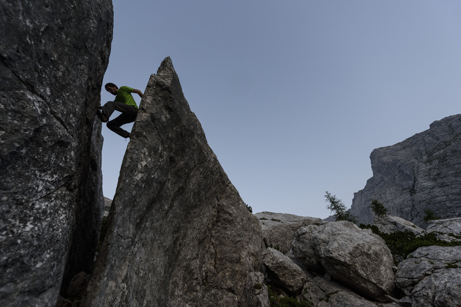 Bouldern am Fels | © DAV/Wolfgang Ehn Ein Mann beim Bouldern an einem Outdoor-Fels. | © DAV/Wolfgang Ehn