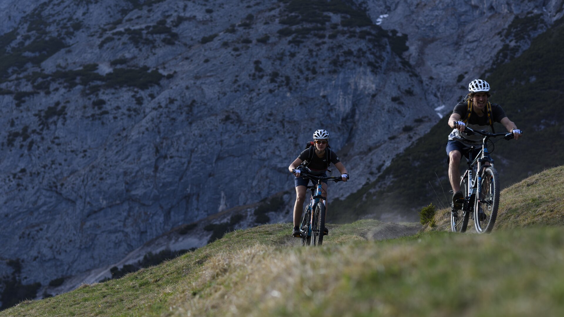 Mountainbiken in den Bergen | © DAV/Wolfgang Ehn Zwei Mountainbiker fahren einen Trail in den Bergen hoch. | © DAV/Wolfgang Ehn