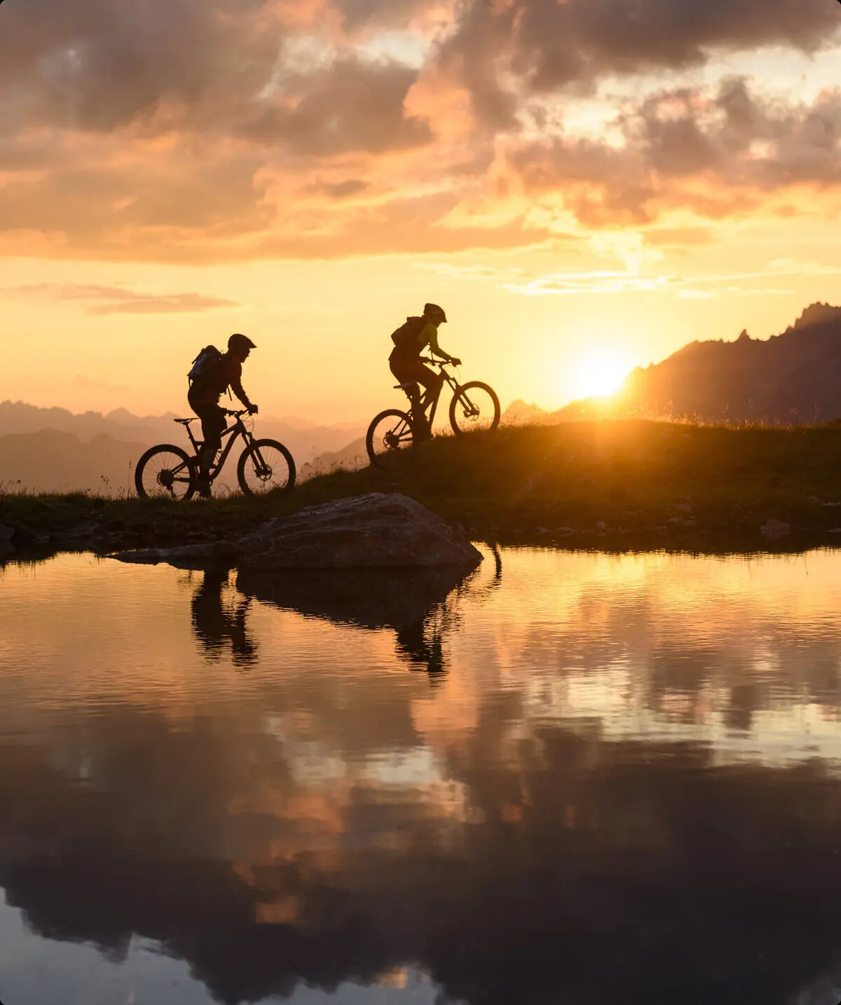 Zwei Mountainbiker im Sonnenuntergang | © DAV/Wolfgang Ehn