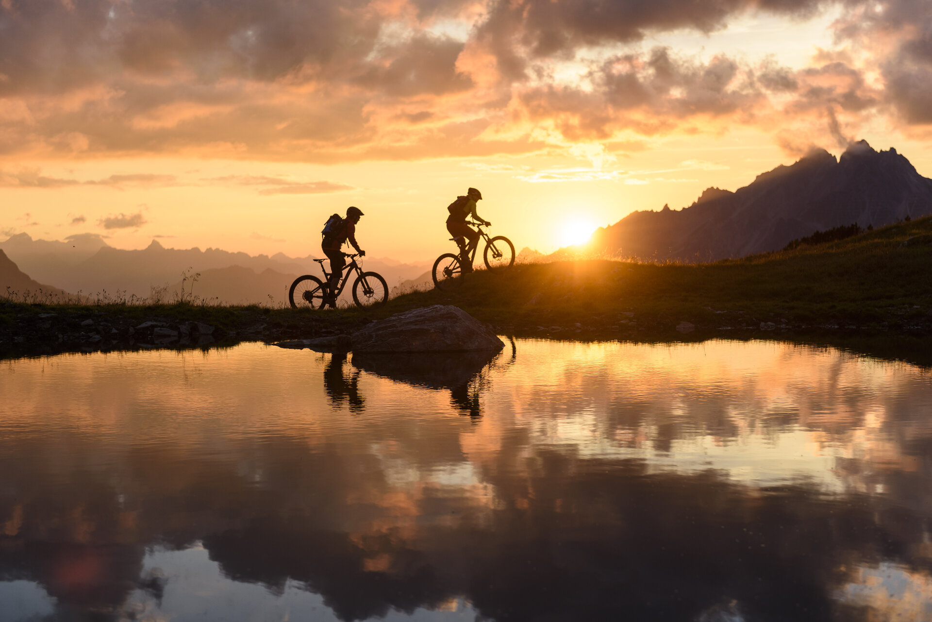 Zwei Mountainbiker im Sonnenuntergang | © DAV/Wolfgang Ehn Zwei Mountainbiker im Sonnenuntergang | © DAV/Wolfgang Ehn