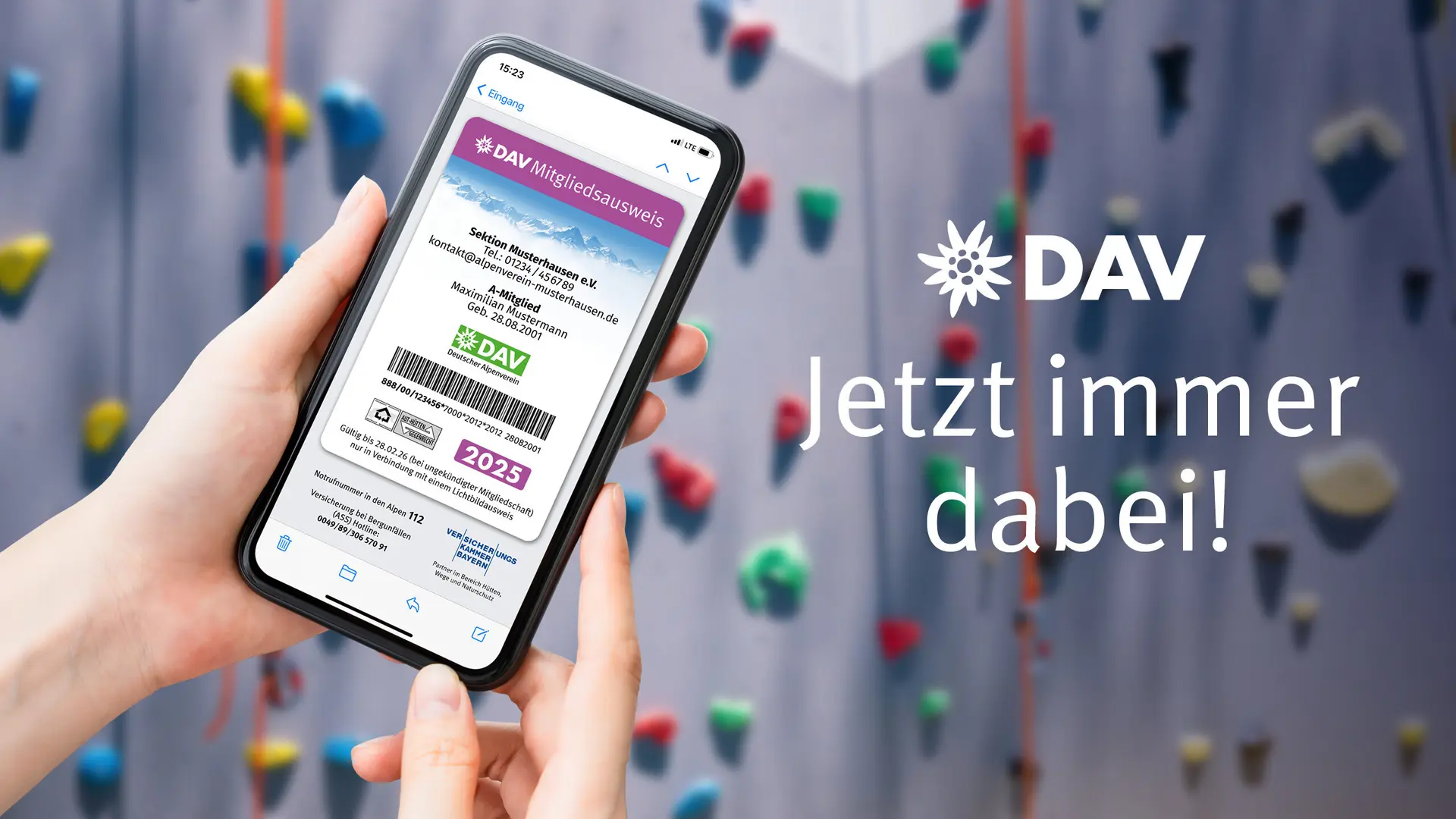 Ein Smartphone mit dem digitalen Mitgliedsausweis im Display | © DAV
