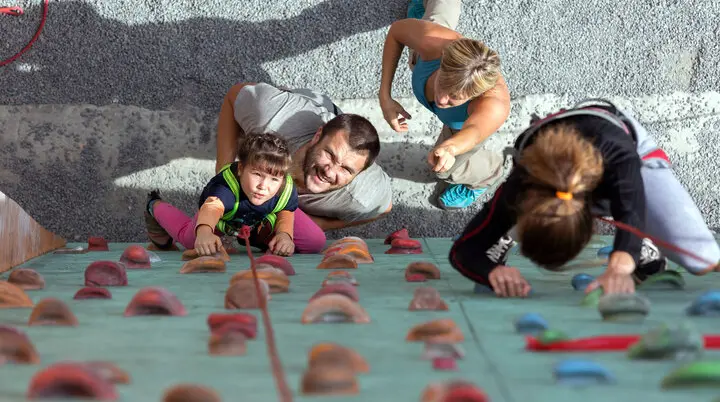 Raus ins echte Leben! | © Alex Brylovhk / Adobe Stock