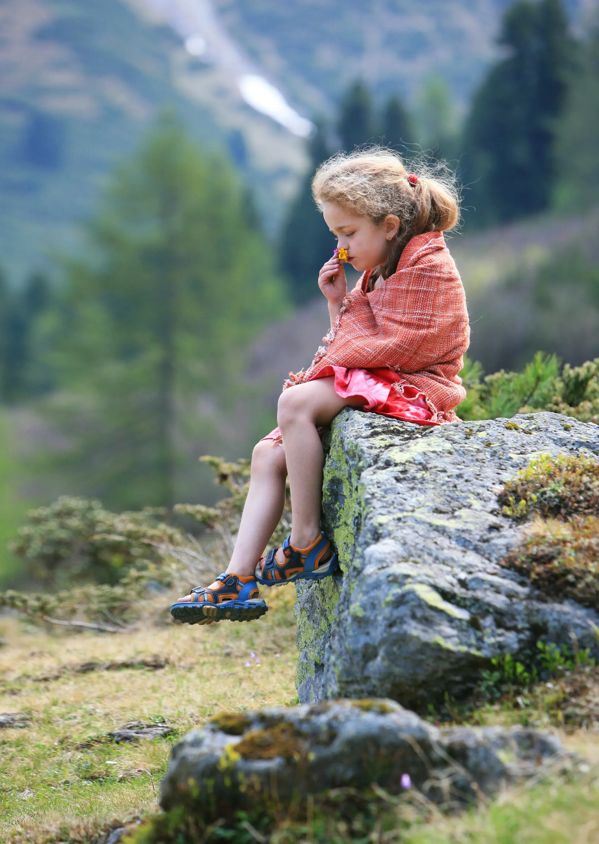 Ein Kind sitzt auf einem Felsen und wartet | © PantherMedia / Herby Meseritsch