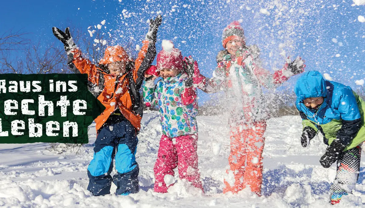 Foto aus der Kampagne des DAV: Raus ins echte Leben: zu sehen drei Kinder im Schnee | © Yanlev / Adobe Stock