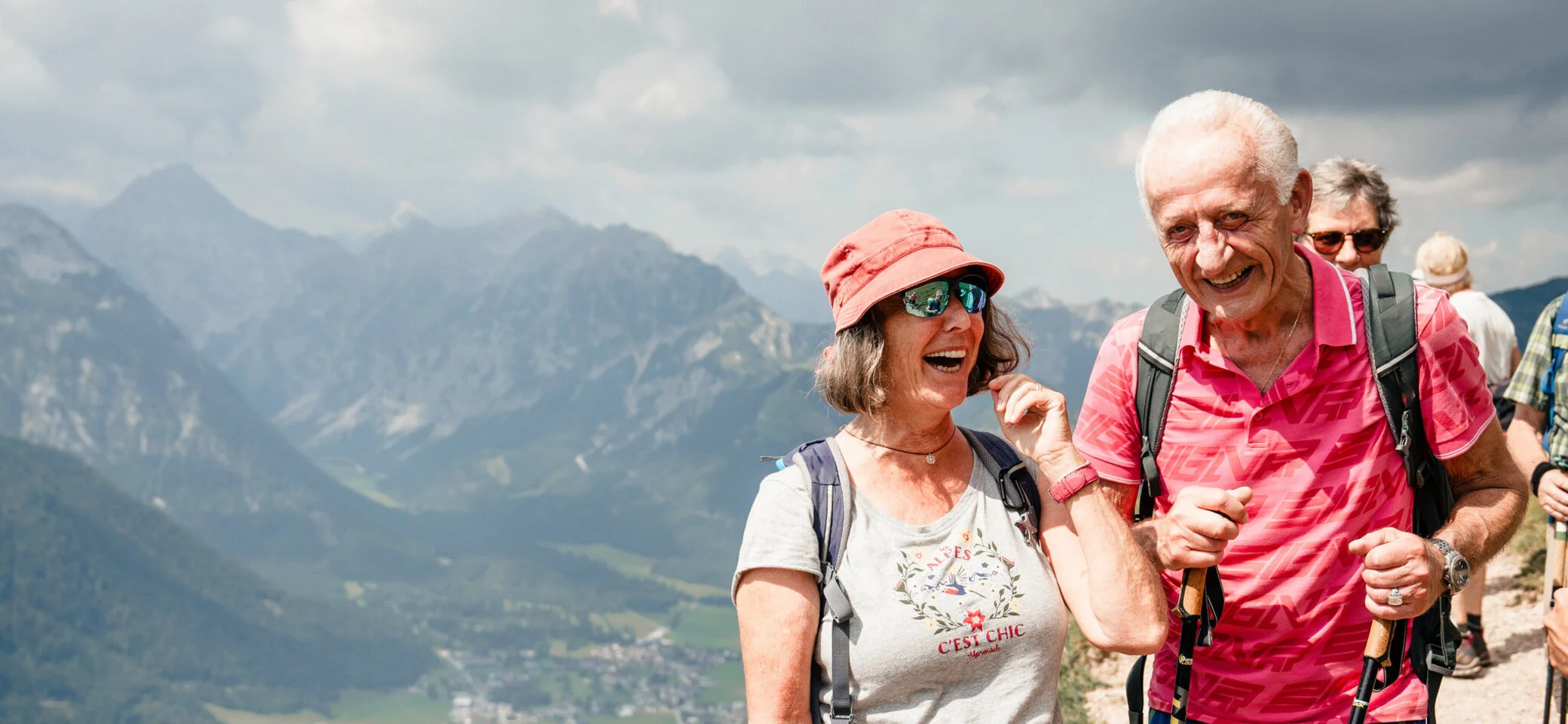 Zwei ältere Wanderer unterhalten sich miteinander | © DAV / Marisa Koch