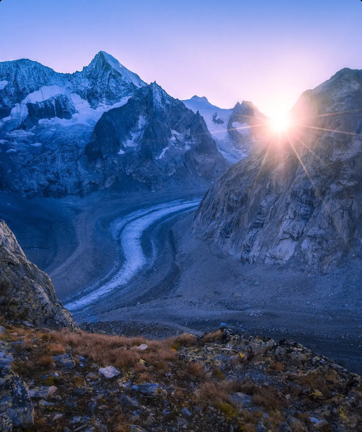 Sonnenaufgang zwischen verschneiten Berggipfeln | © DAV/Silvan Metz