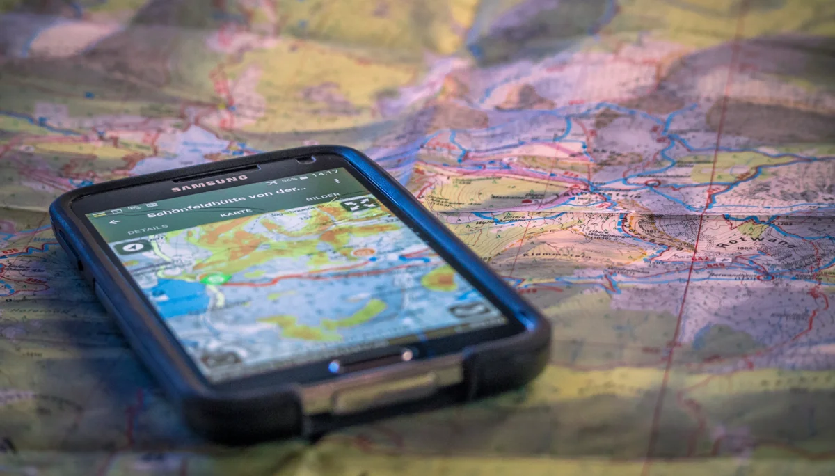 Smartphone  - im Display eine Bergkarte | © DAV /Silvan Metz