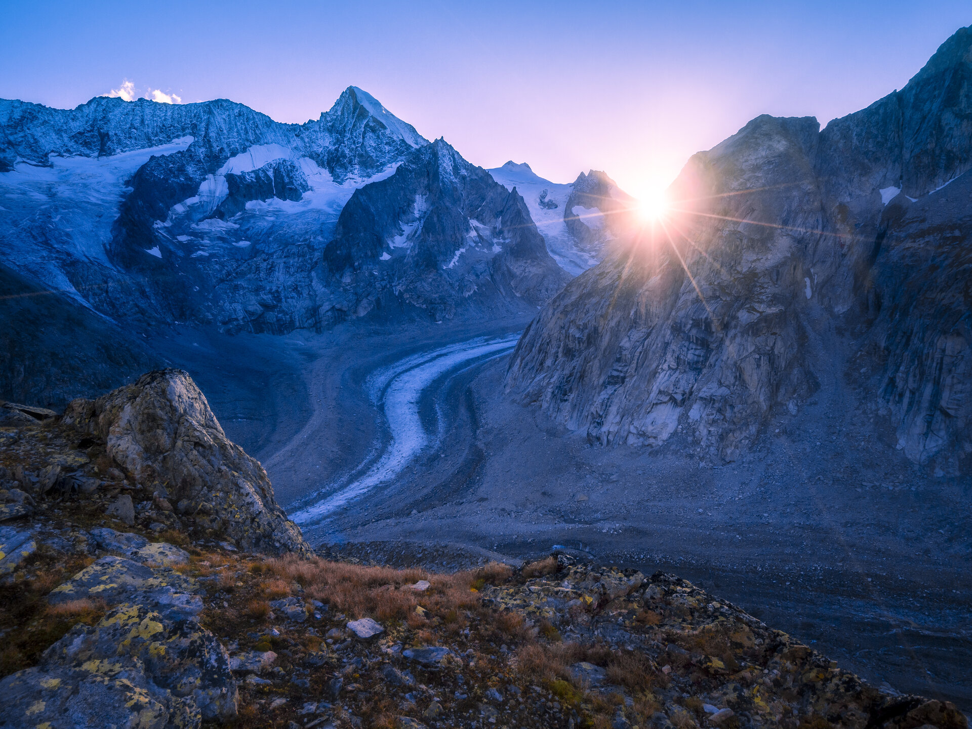 Sonnenaufgang zwischen verschneiten Berggipfeln | © DAV/Silvan Metz Sonnenaufgang zwischen verschneiten Berggipfeln | © DAV/Silvan Metz